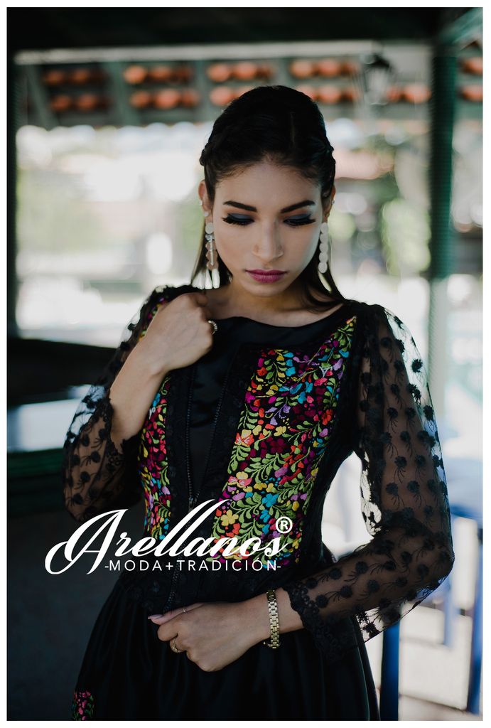 Arellanos vestidos online bordados